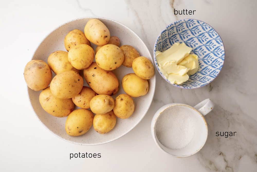 Labeled ingredients for brunede kartofler.